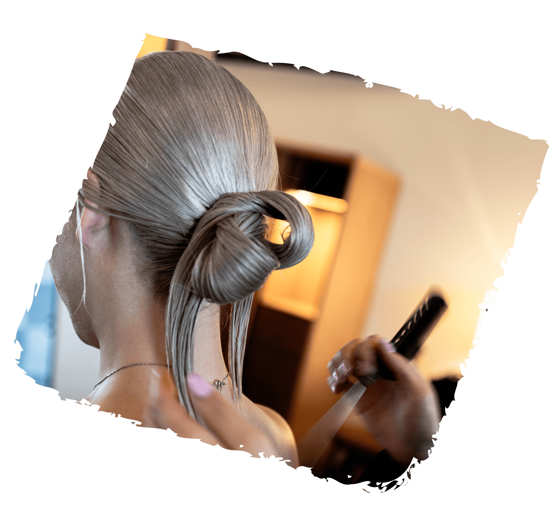 ダイヤ形フレームに収まるブライダルヘアセットのクローズアップ｜エレガントなアップスタイル