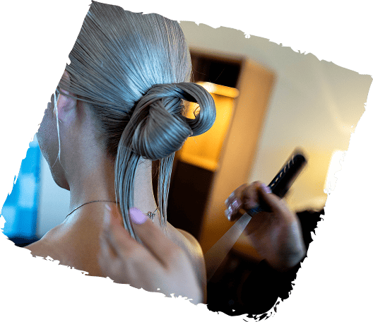 ダイヤ形フレームに収まるブライダルヘアセットのクローズアップ｜エレガントなアップスタイル
