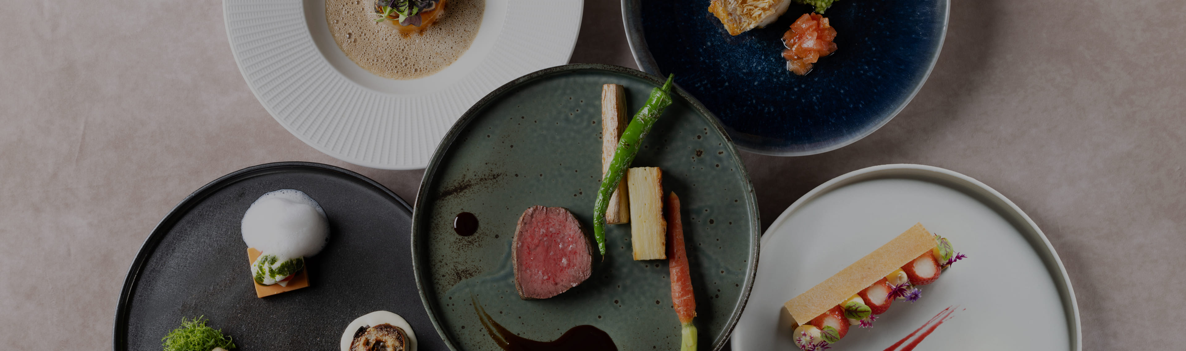 5種の美しく盛り付けられたコース料理の俯瞰｜エースホテル京都ウェディングの創作フレンチ