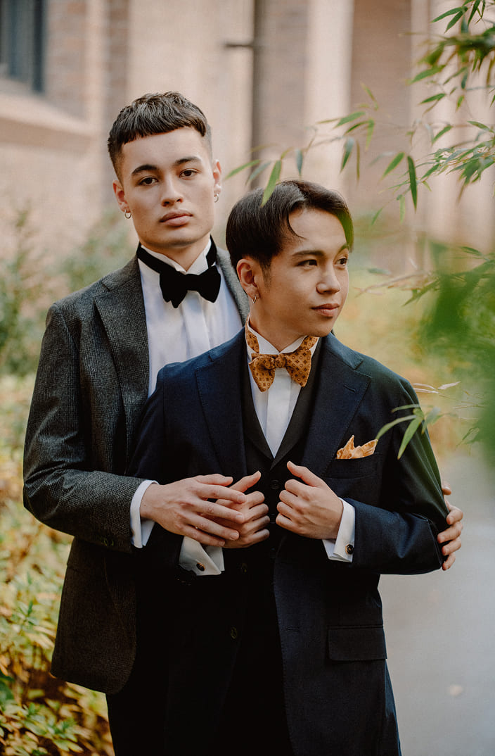 新風館の中庭で寄り添うタキシード姿の二人の新郎｜エースホテル京都LGBTQ+ウェディング