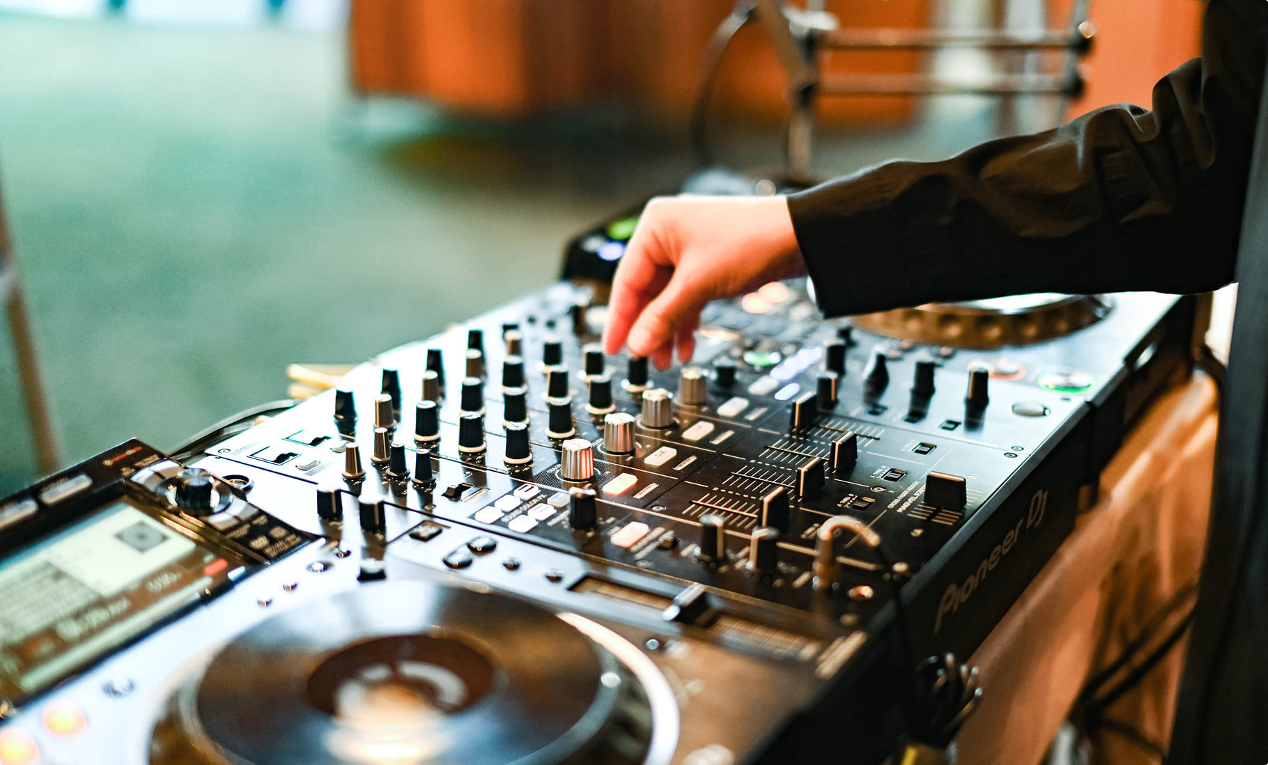 DJブースでミキサーを操作する手元|エースホテル京都ウェディングパーティー演出